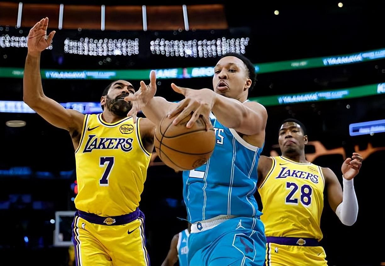 世界杯官方平台-打了半天最高数据是犯规，湖人替补后场连底薪球员的水平都达不到