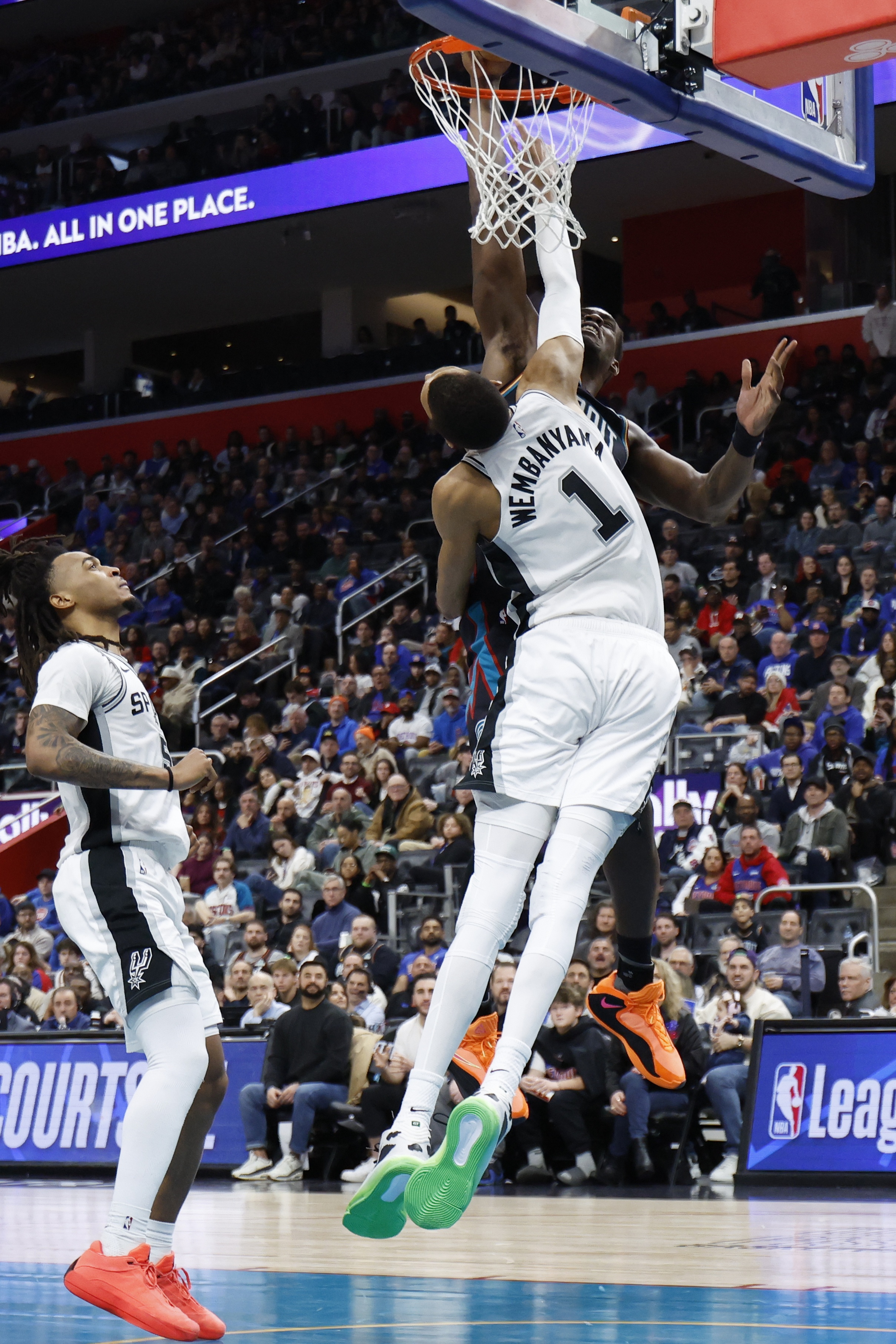 世界杯手机观看-仅次文班&amp;鲨鱼！杜伦单场砍至少30分15板且0失误 历史第3年轻中锋